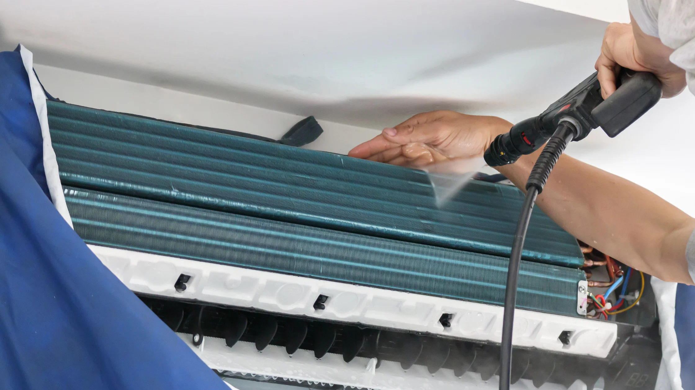 Equipo de HAMA haciendo una desinfección de aire acondicionado en Málaga